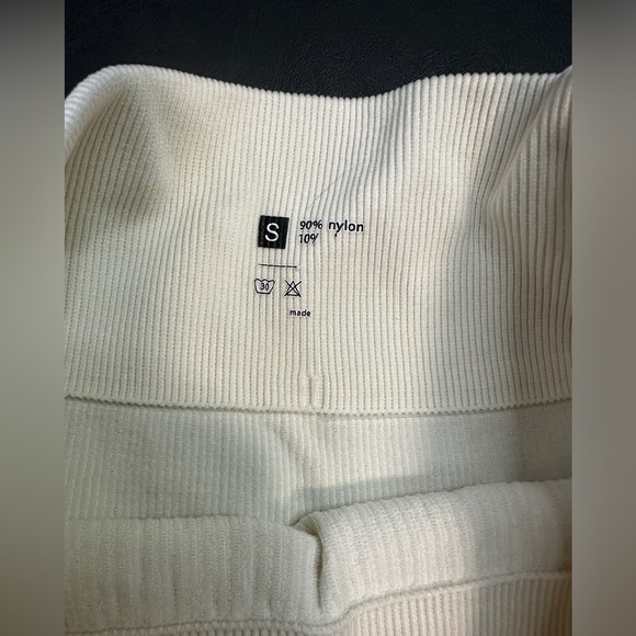 ⭐️ Ribbed White workout lounge shorts - Picture 2 of 3